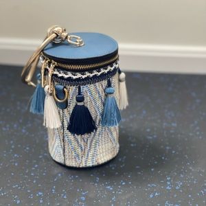 Circular hollow wristlet